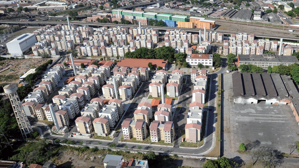 Vista aérea de um grande conjunto habitacional com dezenas de blocos de apartamentos idênticos